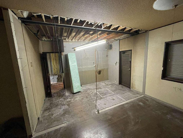 キッチンを対面に変える工事をしています。キッチンと間仕切りの壁を解体しました。【草津栗東店】渡邊