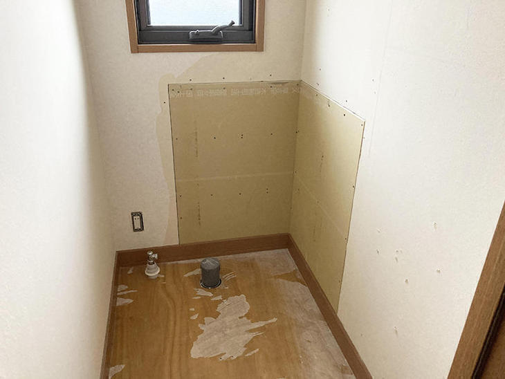 手洗い付きのトイレを設置するために壁に下地を入れています！既に下地がある所はそのままで、足りない所を補強していきます。【野洲店】久保田