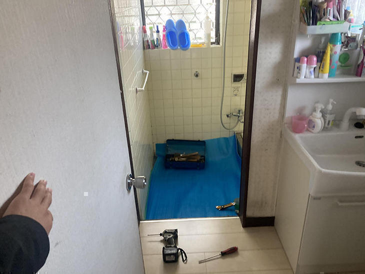 浴室の折れ戸を交換しています。【野洲店】西嶋