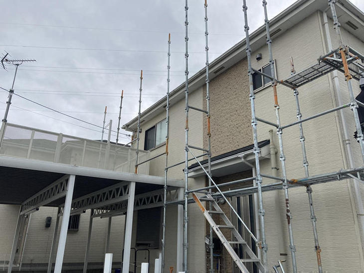 足場設置工事を行いました。足場を設置している最中です。 【湖東湖北店】 有本・吉岡