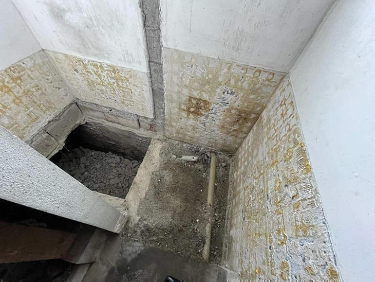 新しいトイレを設置するために、トイレの解体工事を行いました。 【湖東湖北店】 金ヶ崎・吉岡