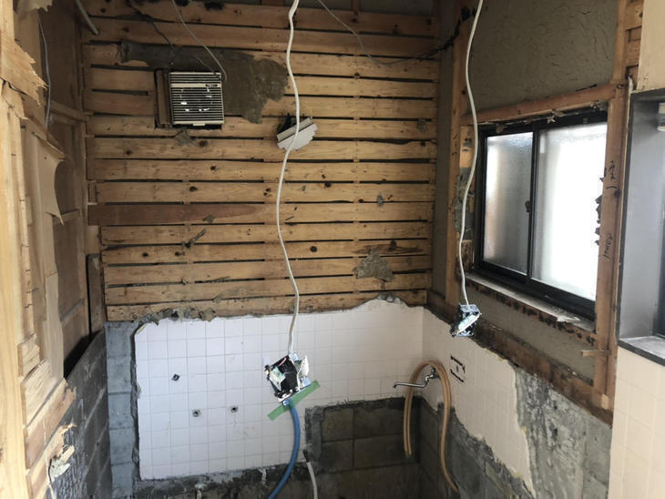お風呂の解体工事を行いました。壁裏のラス板やブロックが見えています。 【湖東湖北店】 早川・吉岡