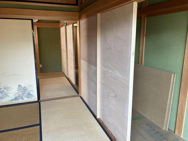 和室の襖を取り払い、間仕切り壁を造作しました。【水口店】越田