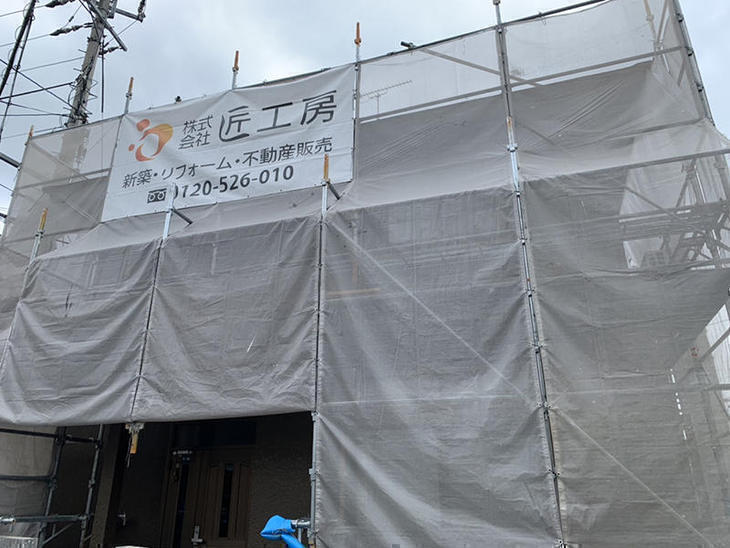 塗装工事を行うために足場を組み立てました。【大津湖西店】築山・山本梨生