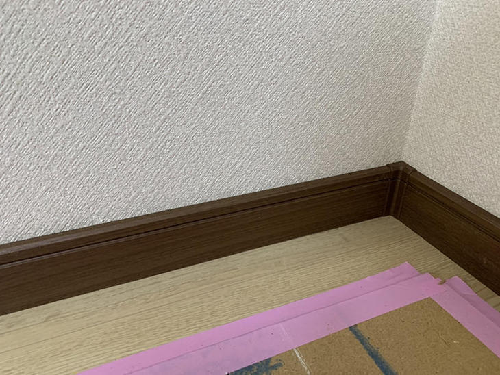 古い巾木を取り除き、新しい巾木を打ち付けました。【大津湖西店】築山・山本梨生