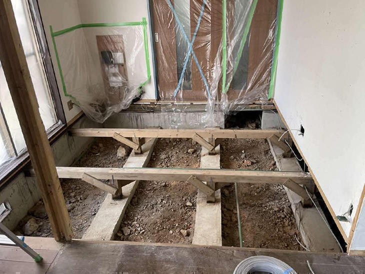解体工事を行いました。工事中は建具を傷つけないために、養生もしっかりされています。 【湖東湖北店】 山中和樹・金ヶ崎・吉岡