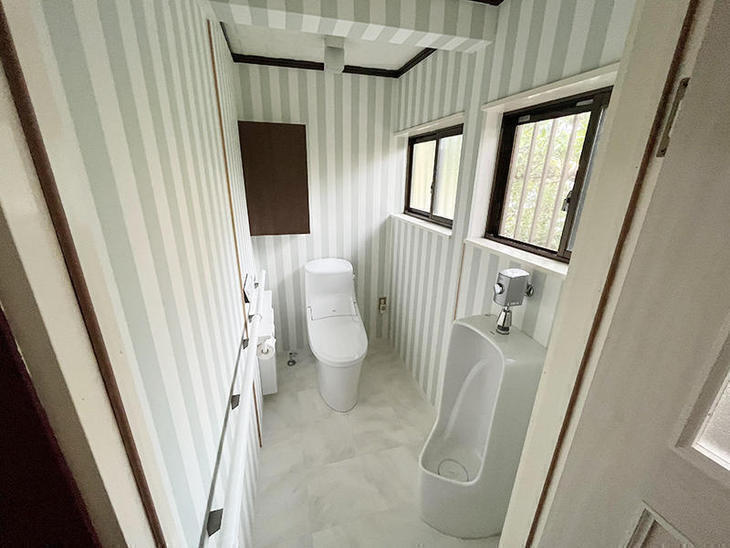 トイレの改装工事が完成しました！アクセントクロスも貼り、可愛く仕上がりました！【湖東湖北店】金ヶ﨑