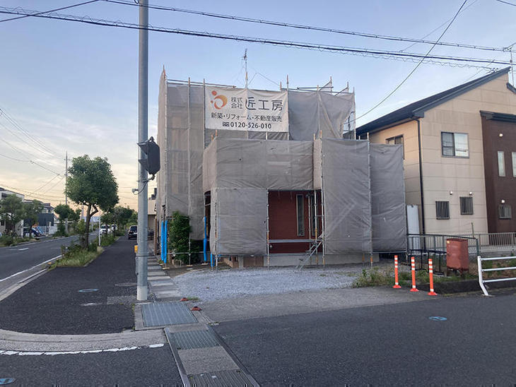 4面足場です。施行中は安全にヘルメットを着用しています。【野洲店】吉田・西嶋