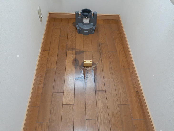 便器を取り外しました。これから新しいトイレを設置していきます。【水口店】越田・太田