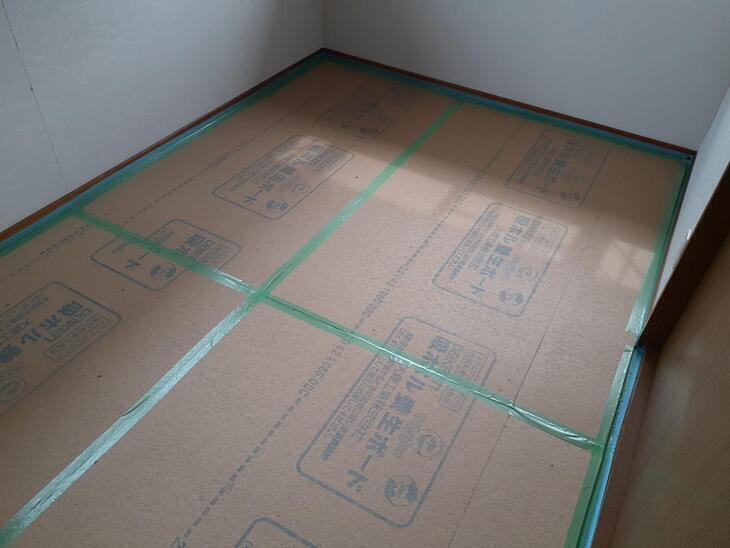 壁紙貼り替え工事にあたって、床を保護するために養生を行いました。【水口店】太田