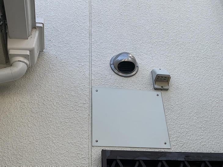既存の換気口を板金で塞いで、新しく換気口を開けて丸形フードを取り付けました。【大津湖西店】築山・山本梨生