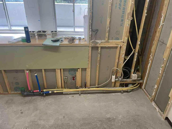キッチン解体後、新しく設置するキッチンに合わせて配管を仕込みなおしました！【草津栗東店】田代