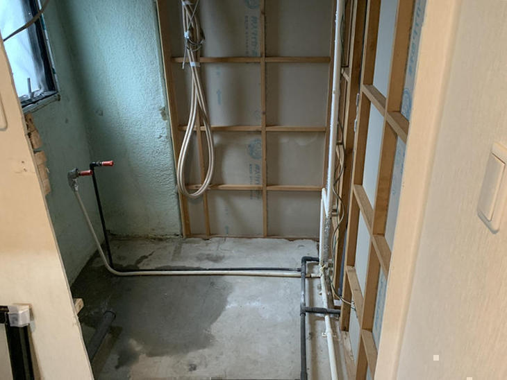 浴室を解体し、ドアを設置する為に開口を広げました。【大津湖西店】築山・山本梨生