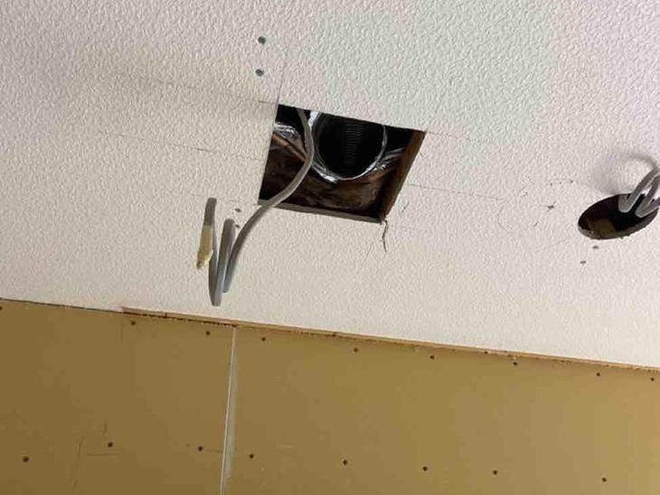 洗面所の換気扇用のダクトを新たに仕込んでいます。【草津栗東店】渡邊