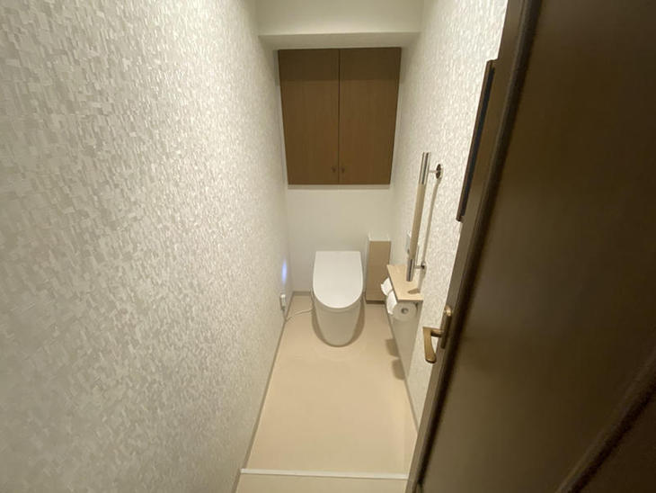 内装を張り替え、新しいトイレ【TOTO　ネオレスト】を取り付けました。【大津湖西店】山﨑・山本雅大