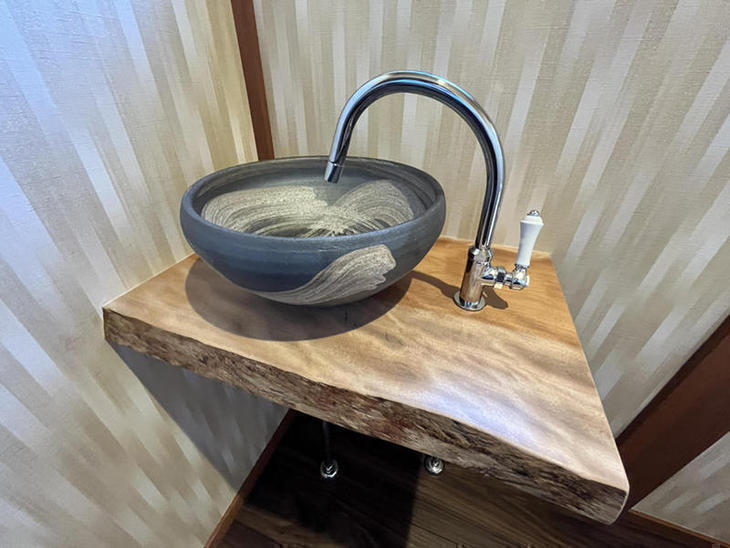 トイレに無垢材のカウンターと陶器の手洗いボウルを設置しました。【水口店】亀田・太田