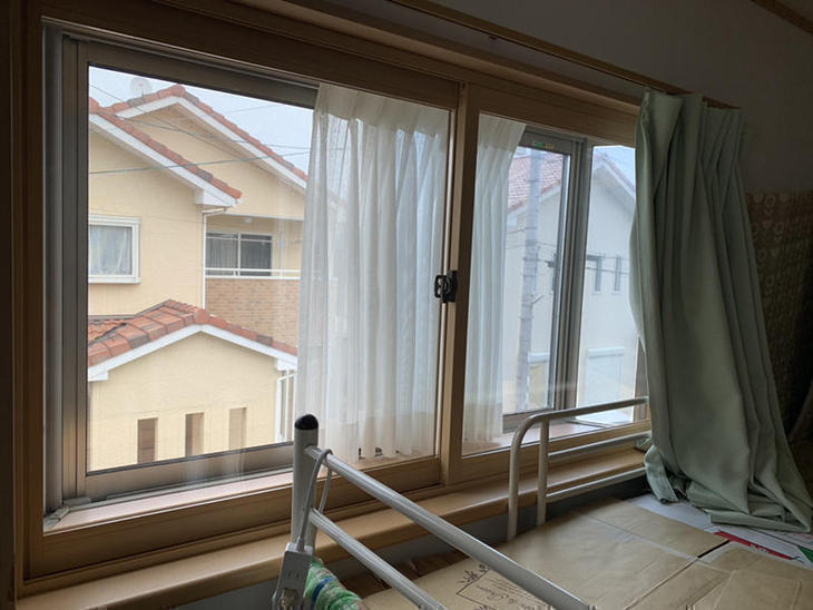 出窓から冷気が入ってくる為、既存窓枠と同系色の内窓を取り付けました。【大津湖西店】山﨑・山本梨生