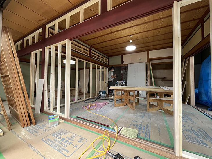 和室二間を洋室に二間にするために、間仕切り壁を作っています。欄間部分も壁にして壁は全てクロス仕上げにする予定です！【野洲店】久保田