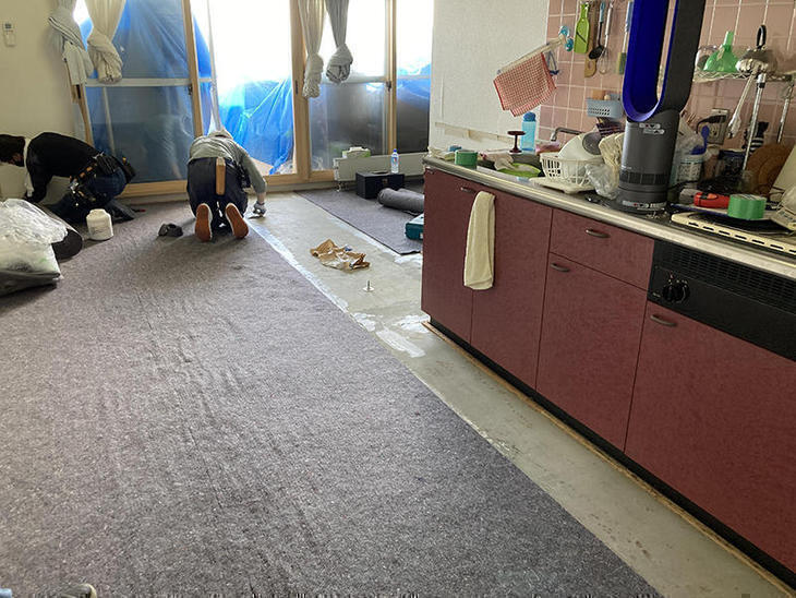 カーペットを貼る前にフェルトを敷いています。【野洲店】久保田