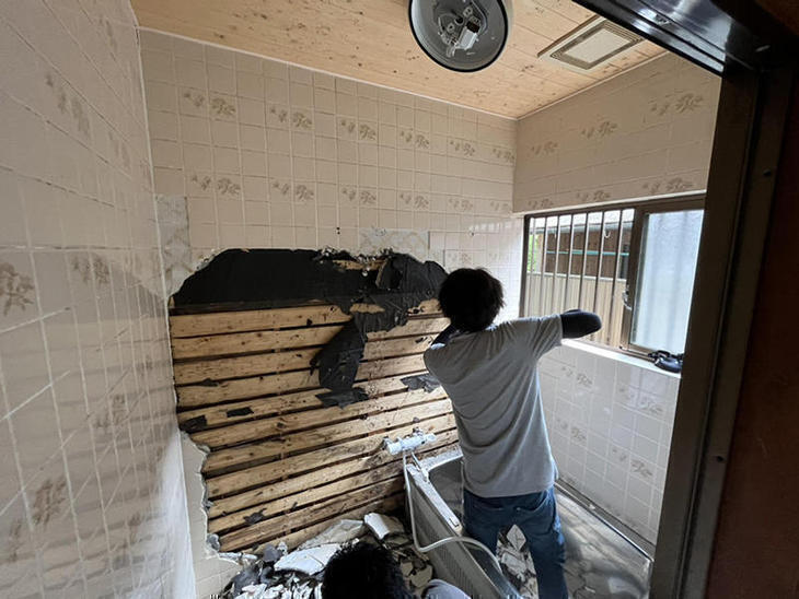 在来浴室のタイルを解体しています。【水口店】亀田・太田