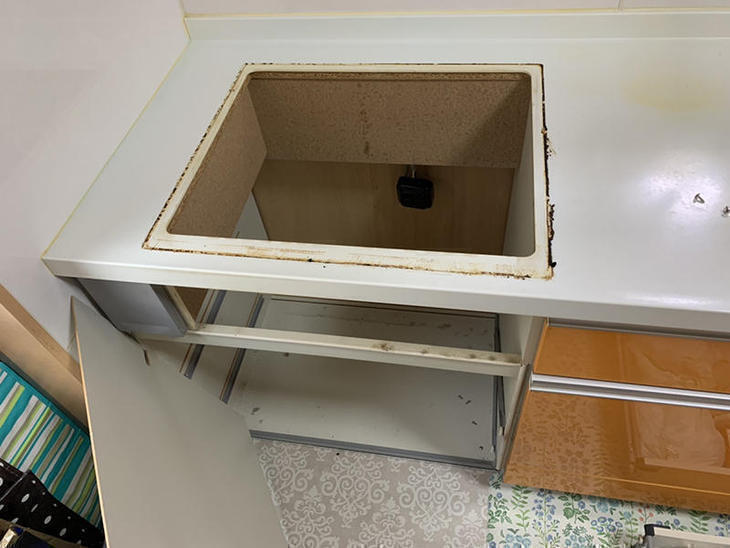IHコンロを交換するために既存のIHコンロを取り外しました。【大津湖西店】山﨑・山本梨生