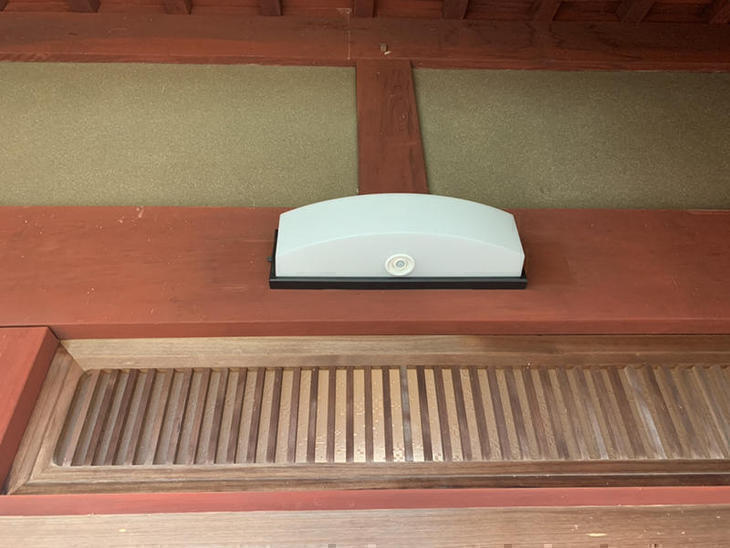家を建てたときから使用していた照明を人感センサーの照明に交換しました。【大津湖西店】山本梨生