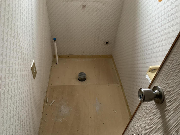 手洗い器を新設する為にトイレの床を解体し、給水管を繋いで床を復旧しました。【大津湖西店】山本梨生