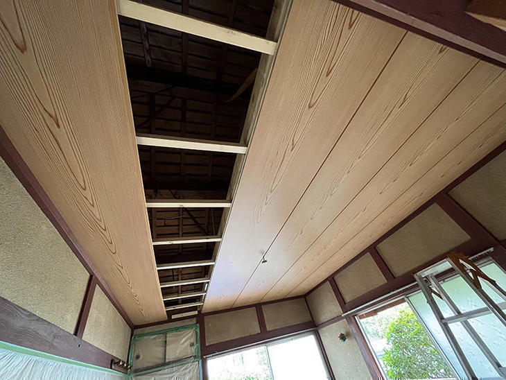 下地も終わり、新しい天井を貼ってます。【野洲店】久保田