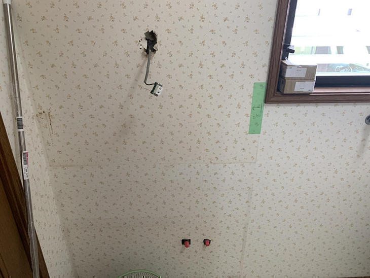 既存の洗面化粧台を撤去し、これから給排水を繋いでいきます。【大津湖西店】山﨑・山本梨生