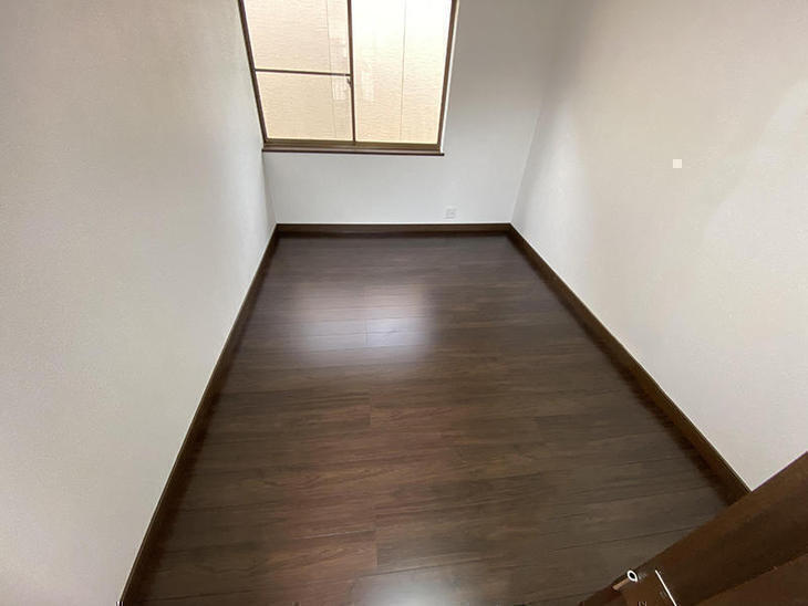 既存のフロアに新しいフロアを上貼りしました。【水口店】田井中