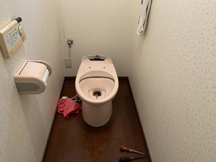 トイレ交換工事が着工し、まずはタンクを取り外しました。【大津湖西店】山本梨生