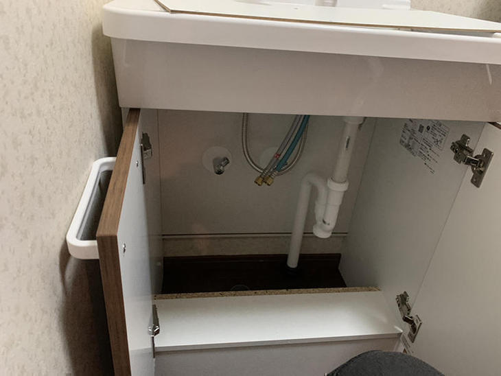 洗面化粧台を設置し、これから給水管と排水管を接続していきます。【大津湖西店】山本梨生