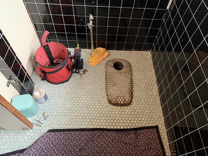 トイレを交換する為に既存トイレを取り外しました。【大津湖西店】山本梨生