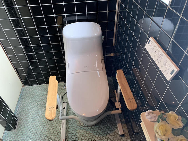 既存トイレを取り外し【LIXIL　匠工房オリジナル】を設置し、給水・排水をつなぎました。 また介護用の器具も元通りに設置しました。【大津湖西店】山本梨生