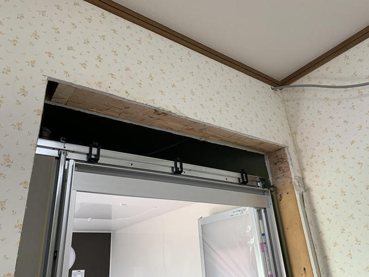 浴室のドアの開口を開けてシステムバスを組み立てたので、これから開口を復旧してドア枠を造作します。【大津湖西店】山﨑・山本梨生