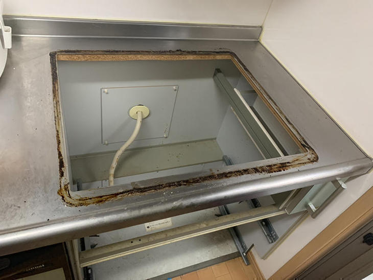ガスコンロを撤去しました。この際に普段お掃除ができない部分の汚れを軽く綺麗にさせて頂きました。【大津湖西店】山本梨生