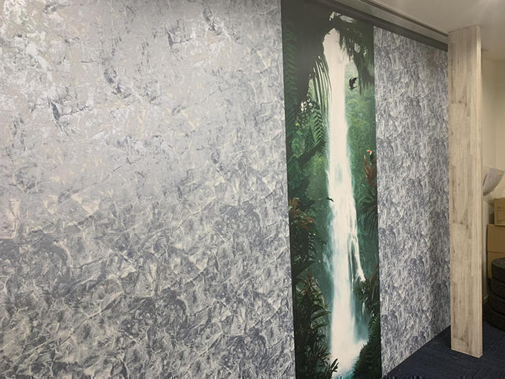 シンプルなクロスからジャングルのアクセントが入ったクロスに貼り替えました。【大津湖西店】山本梨生