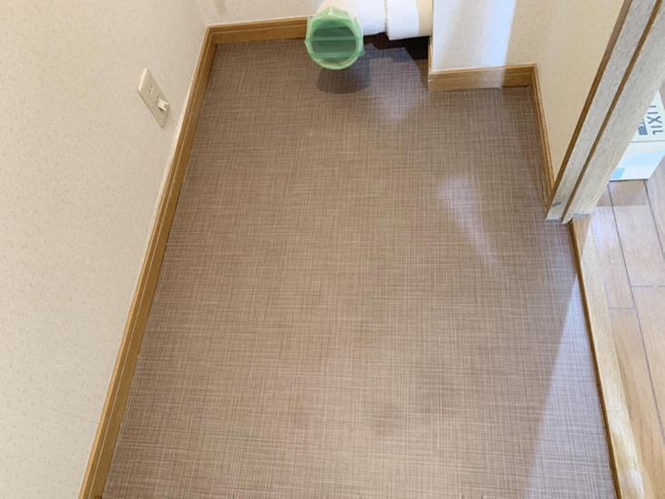 既存のクッションフロアを剥がして新規のクッションフロアを貼りました。これからトイレを取り付けていきます。【大津湖西店】山本梨生