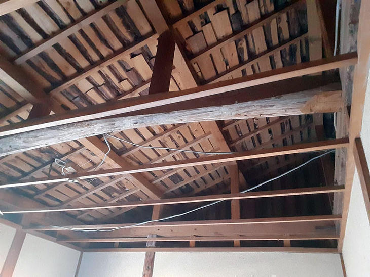 天井が雨漏れしていたので屋根を葺き替えし、天井の板を貼替中です！これで雨漏れの心配も無くなります！【野洲店】野々下