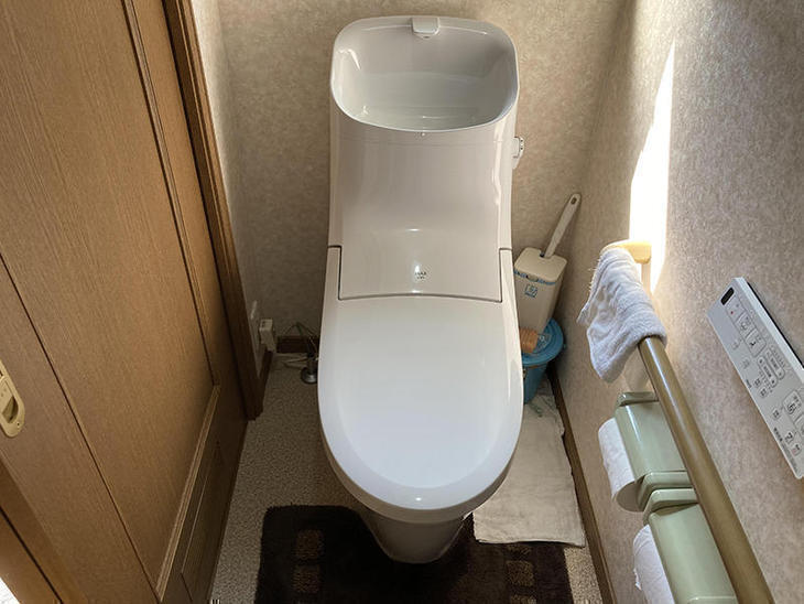 トイレ交換、クロス・クッションフロア貼り替え工事が完了しました。【水口店】越田