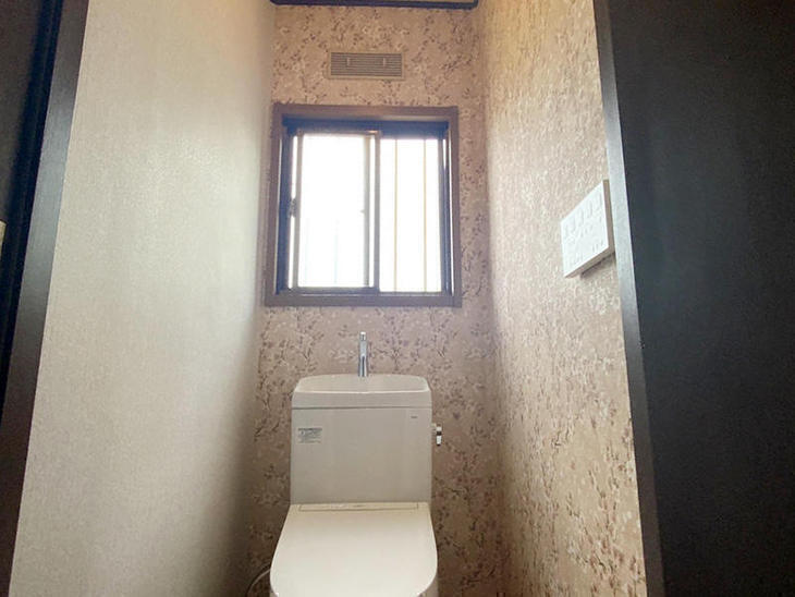 トイレの交換の際に壁紙をアクセントクロスにしました。花柄がおしゃれに仕上りました！【湖東湖北店】 山中和樹