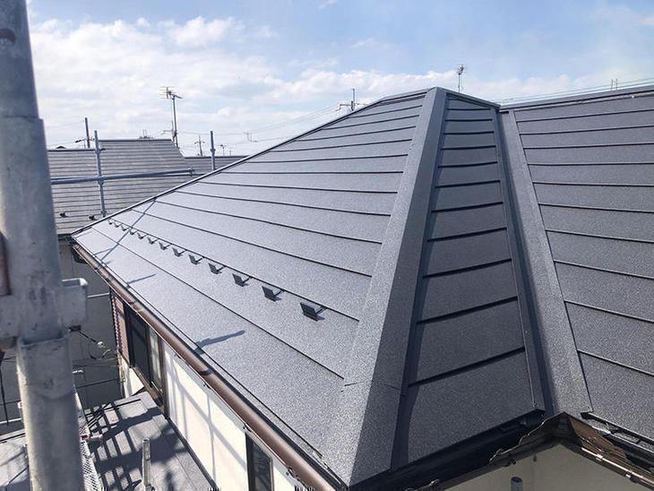 スレートの屋根から耐久年数の高いガルテクトに葺き替えしました！【湖東湖北店】山中和樹