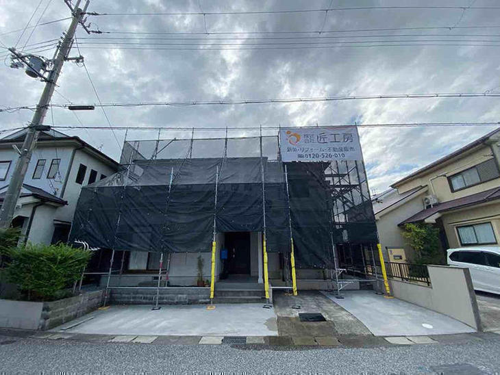 足場を設置しました。次は高圧洗浄です。【湖東湖北店】山中和樹・堀