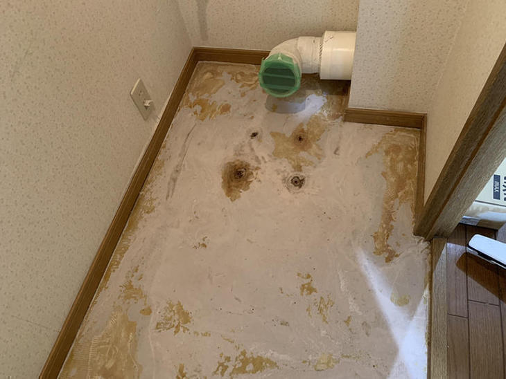 トイレを設備屋さんに外してもらい内装屋さんにクッションフロアを剥がしてもらいました。 これから新しいクッションフロアを貼っていきます。【大津湖西店】山本梨生