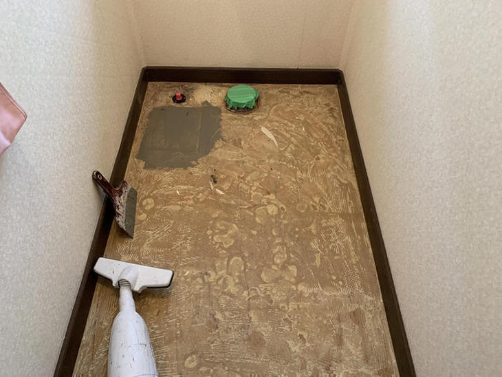 トイレの床を一部補修して溝の部分にパテを塗り、クッションフロアをフラットに貼れるようにしました。【大津湖西店】山本梨生