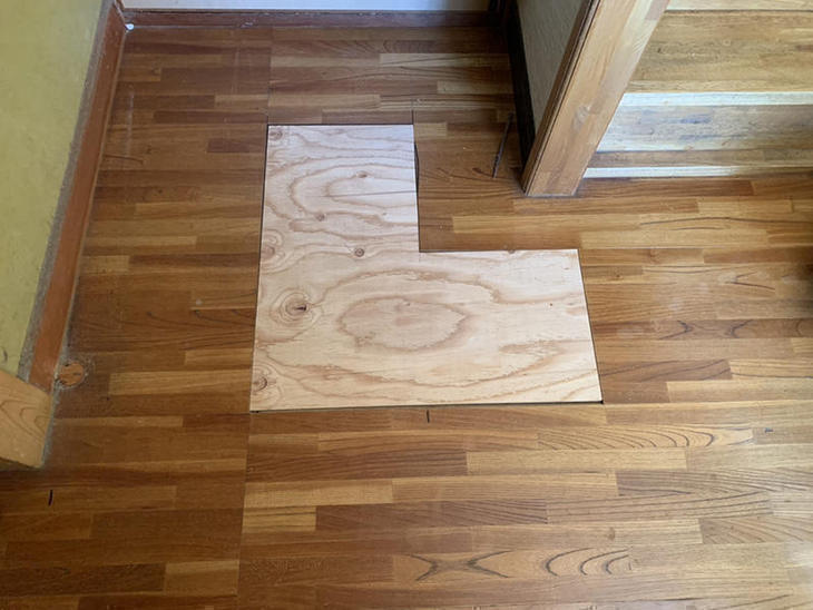 床のフローリングが撓んでいたため木の板を切り取り補修しました。これからフローリングを上貼りしていきます。【大津湖西店】山本梨生