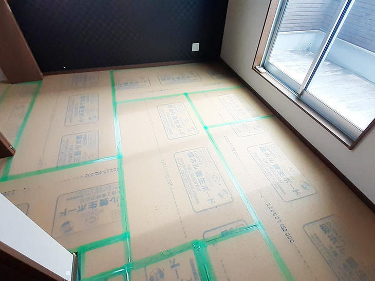 天井・壁のクロス貼り替え工事にあたって、床を養生しました。【水口店】亀田・太田