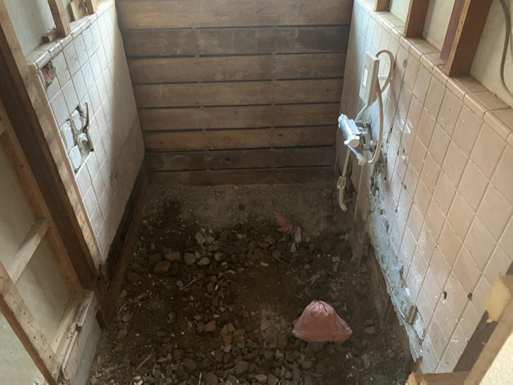 タイルのお風呂を解体して、システムバスが入るようしていきます。【大津湖西店】築山・山本梨生