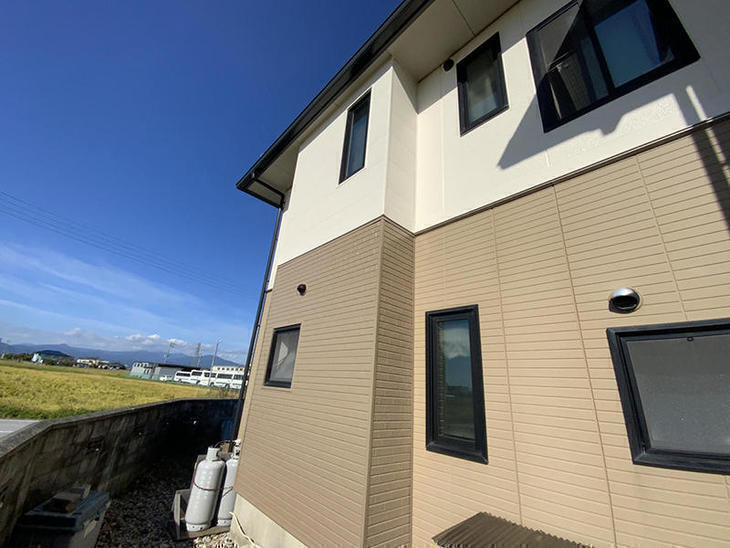 出隅部分のサイディングを貼り替えし、塗装をしました！【湖東湖北店】山中和樹