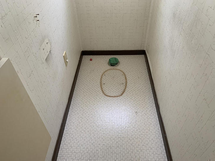 トイレを交換します。その際にクロス・クッションフロアを貼り替えるので、既存のトイレを取り外しました。【大津湖西店】山本梨生
